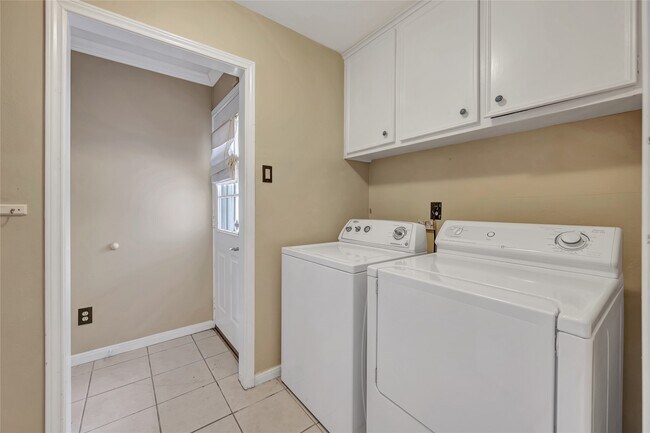 Building Photo - 1710 San Sebastian Ln