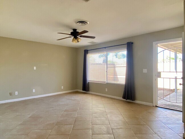 Building Photo - AVAILABLE NOW!!