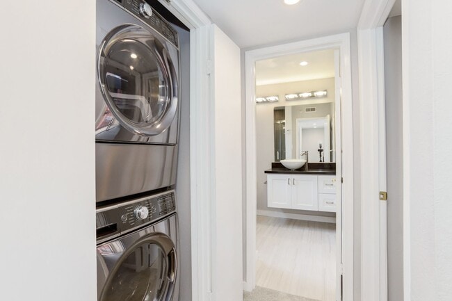 Building Photo - 2 Bed / 2.5 Bath pet friendly condo near downtown San Carlos with two parking spaces. YouTube tour!