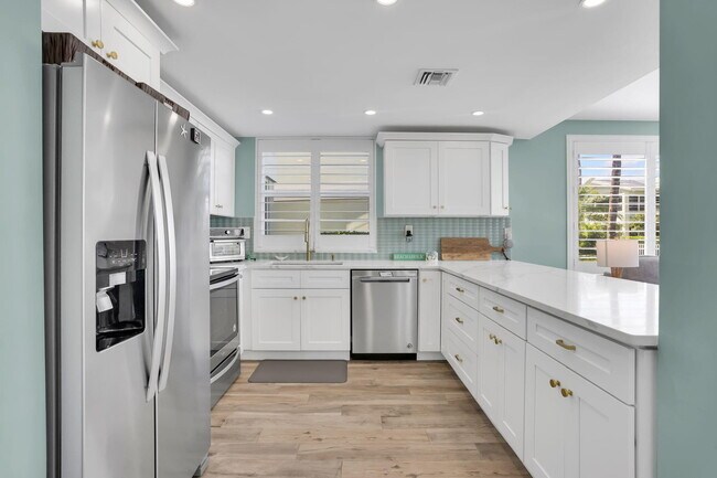 Building Photo - 320 S Ocean Blvd