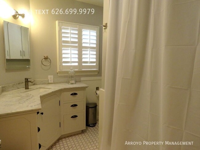 Building Photo - 1212 N Story Pl