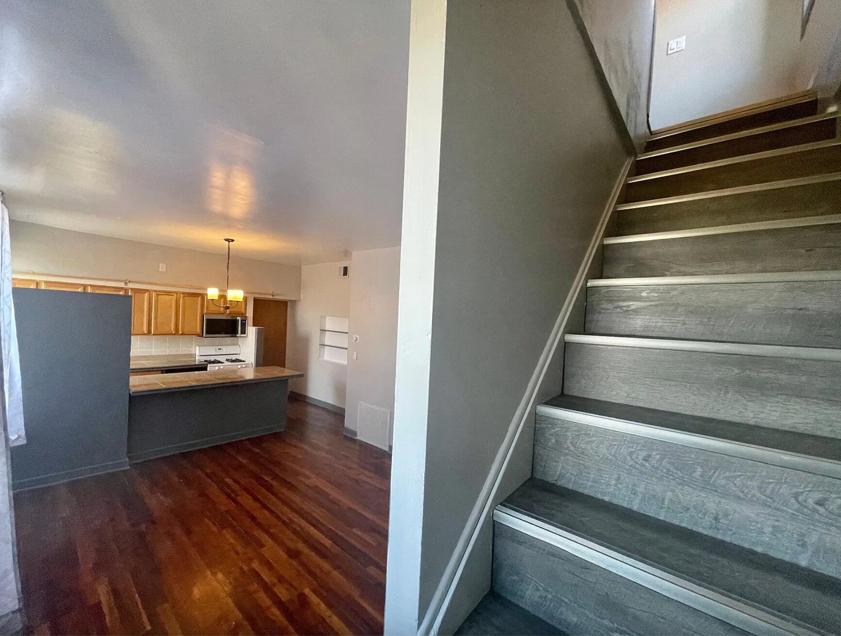 Building Photo - 1368 W Evergreen Ave