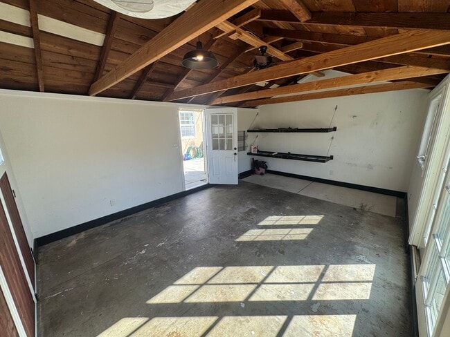 Building Photo - 2 bedroom | 1 bathroom | Tahoe Park single...