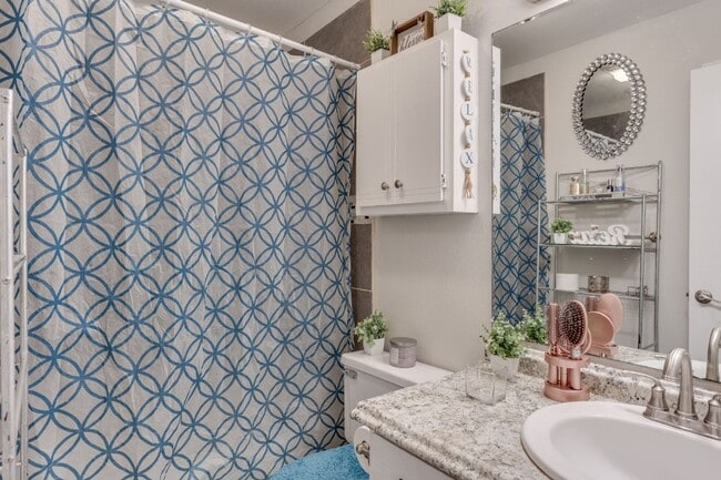 Building Photo - Charming duplex in eastern Norman