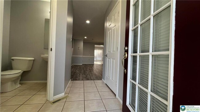 Building Photo - 1732 Pinewind Dr