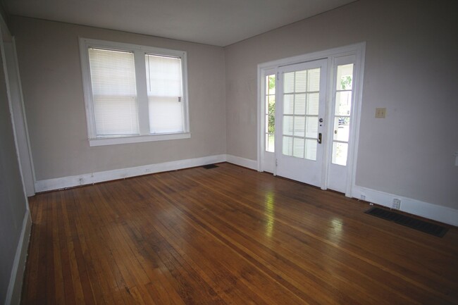 Building Photo - 2 Bedroom 2 Bath Duplex - Available August...