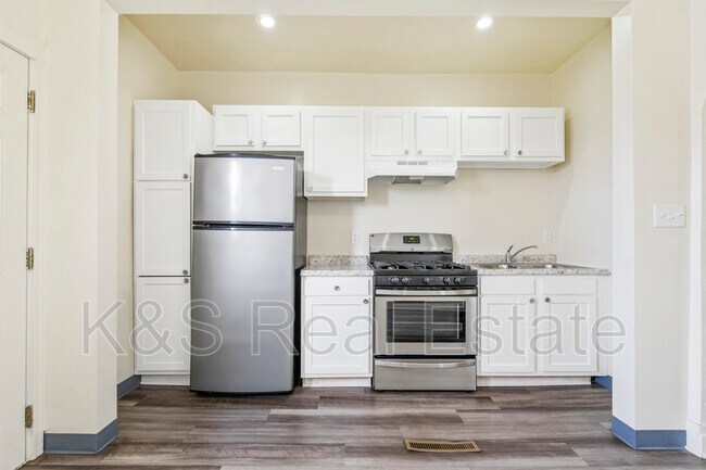 Building Photo - 814 Summit St