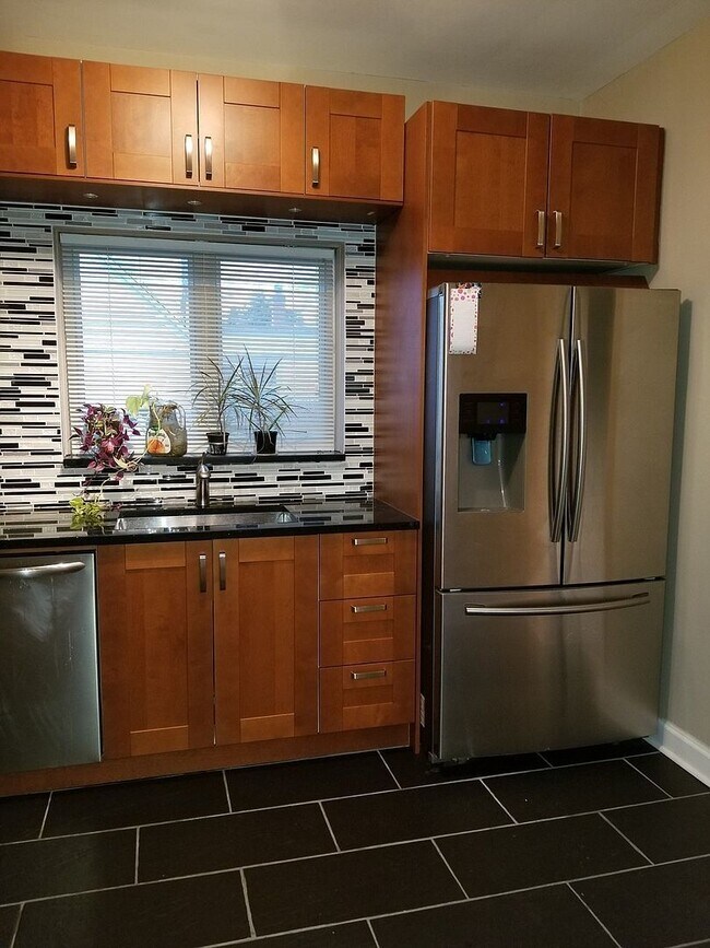 Building Photo - 6826 N Knox Ave