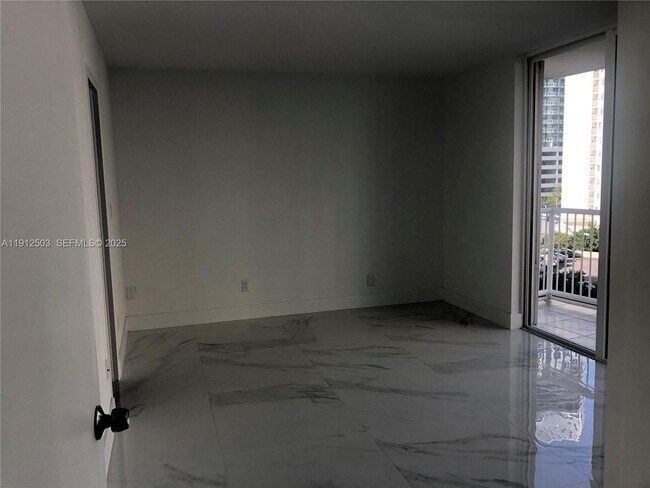 Building Photo - 1440 Brickell Bay Dr