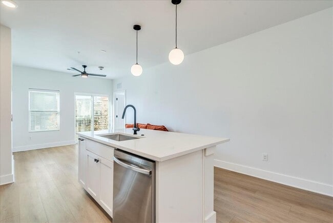 Building Photo - 3000 Duval St