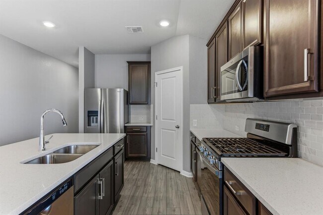 Building Photo - 100 Javans Nest