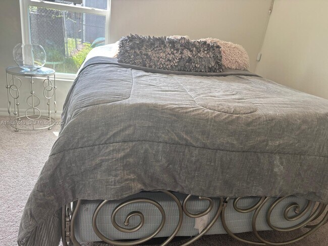 Building Photo - 1073 SW Eureka Ave