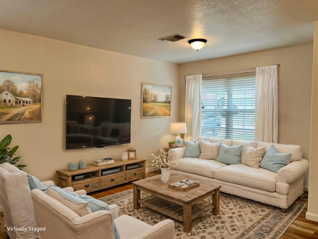 Building Photo - Large 4 bedroom/2.5 bath conveniently located to Lackland AFB! Move-in Ready!