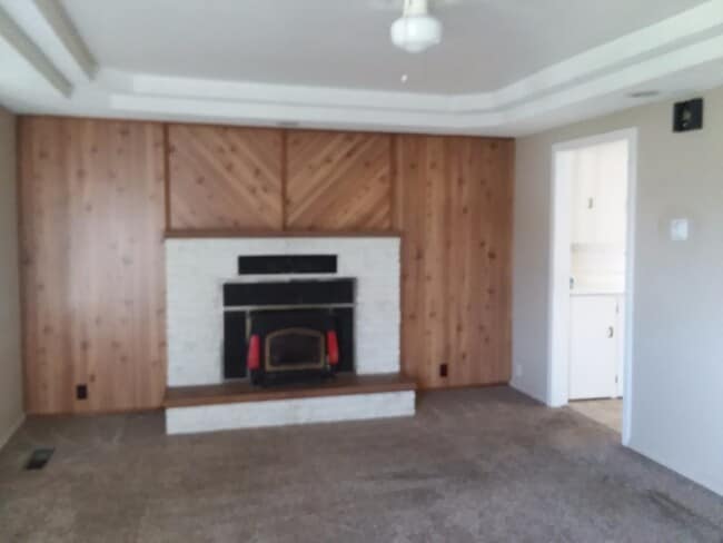 Building Photo - N. 24th Ave 2 bedroom House w/DOUBLE GARAGE!