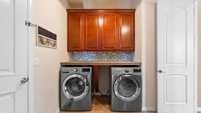 Building Photo - Fully Furnished and available for the holi...
