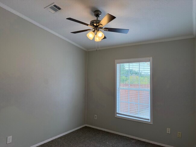 Building Photo - Cute property...