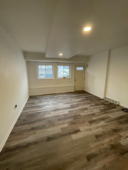 Building Photo - 1382 Center Ave