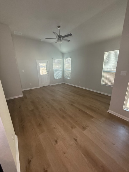 Building Photo - 194 Nespral Dr