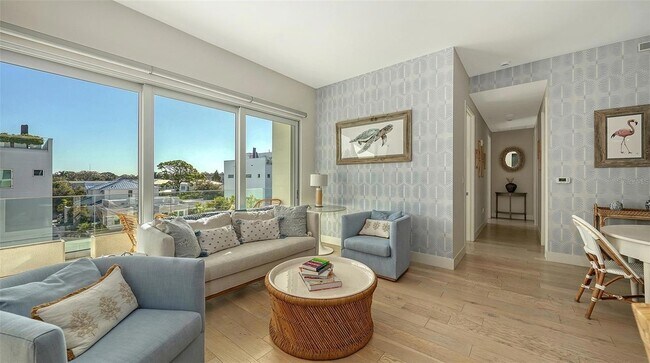 Building Photo - 635 S Orange Ave