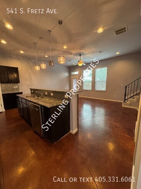 Building Photo - 541 S Fretz Ave