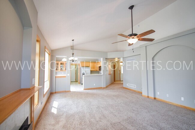 Building Photo - 2 Bedroom 2 bath Town Home in West Des Moines