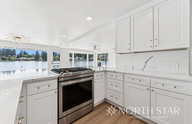 Building Photo - Newly renovated stunning lakefront home.