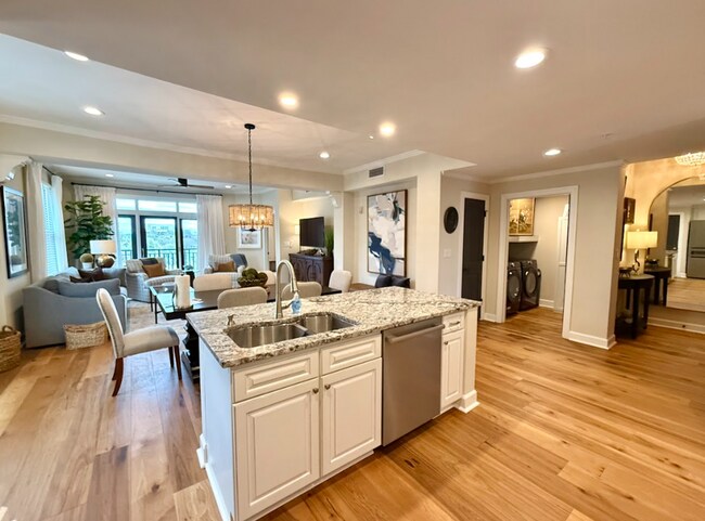 Building Photo - Newly Renovated Condo in the Heart of Downtown