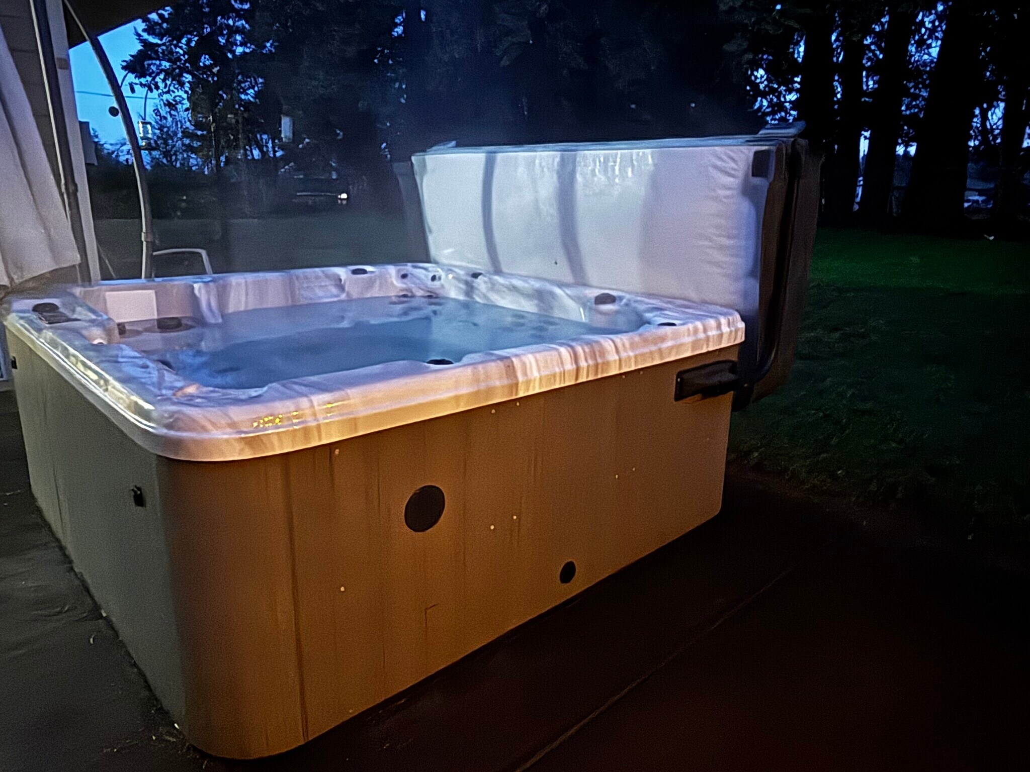 Hot Tub - 6971 Rainbow Dr SE