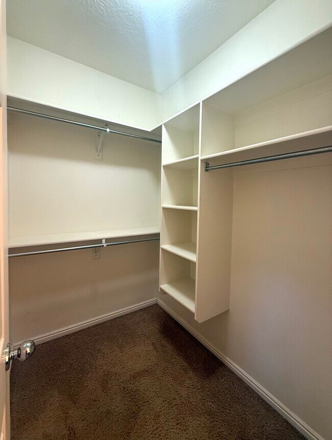 Building Photo - 934 N Slow Creek Ln