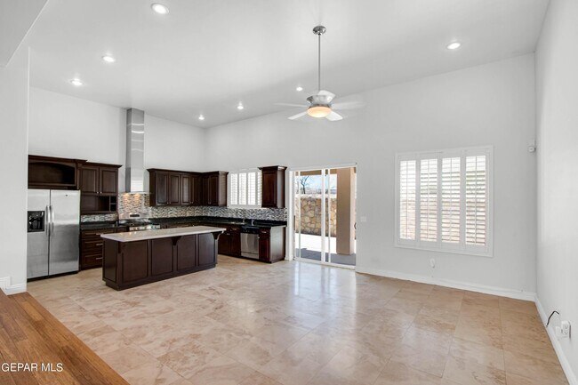 Building Photo - 2205 Hacienda Rey Dr