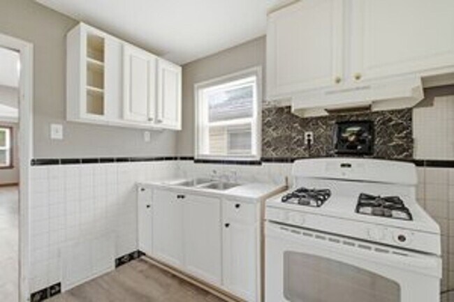 Building Photo - 3 Bed / 1 Bath | Ferguson, MO | $1,220/mo