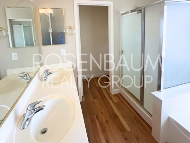 Building Photo - Gorgeous 5-bedrooms, 2.5-baths home in the...