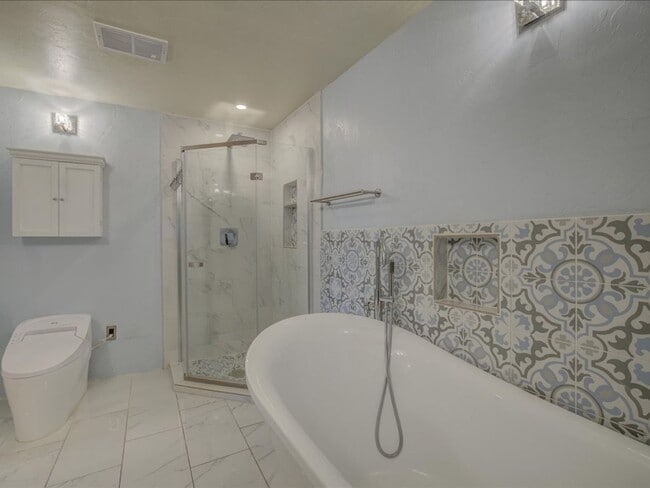 Building Photo - 4 Bedrooms, 3 Bathrooms