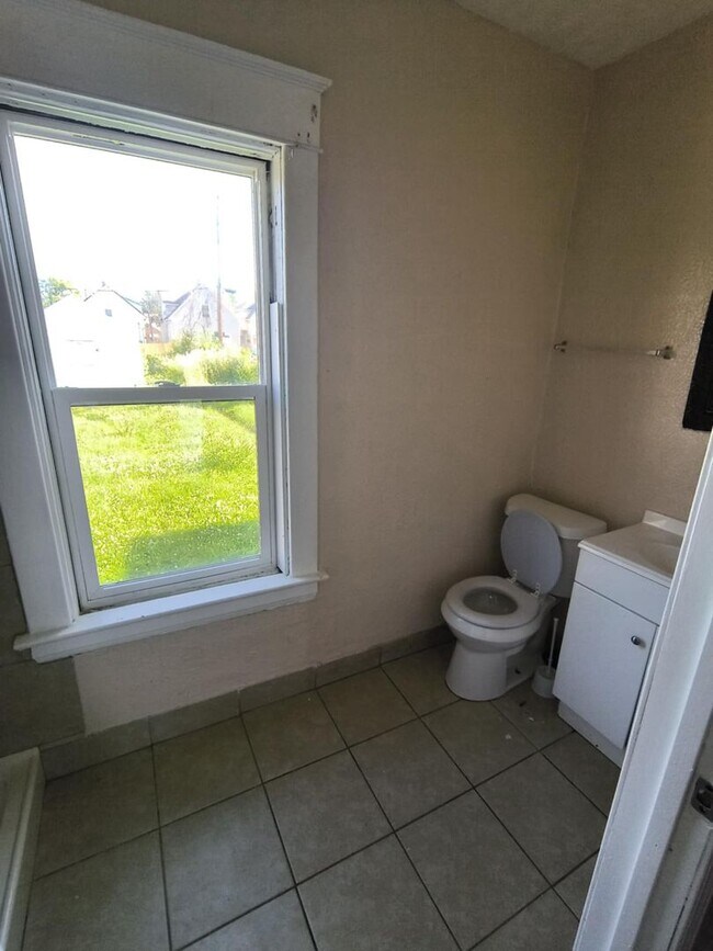 Building Photo - Spacious 3 Bedroom 1 Bath Located in East ...