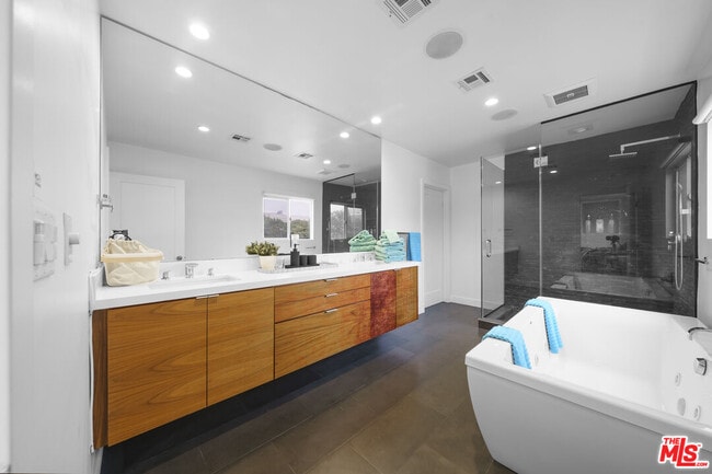 Building Photo - 848 N Las Palmas Ave