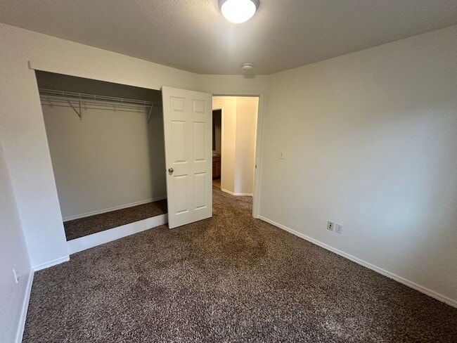 Building Photo - Convenient Beaverton Townhome!