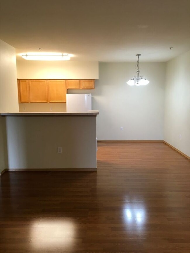Building Photo - AVAILABLE NOW Spacious condo near shopping
