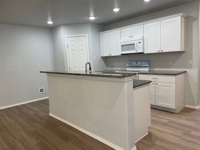 Building Photo - Recently Built 3/2/2 Duplex in Northwest L...