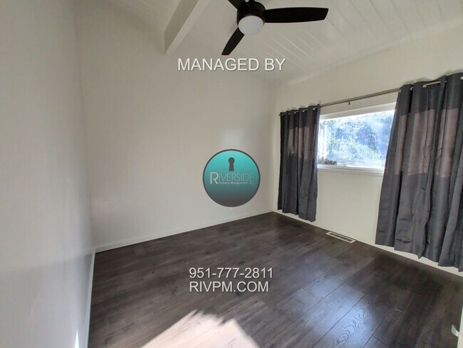 Building Photo - Mid-Century Modern Beauty with Spacious Backyard