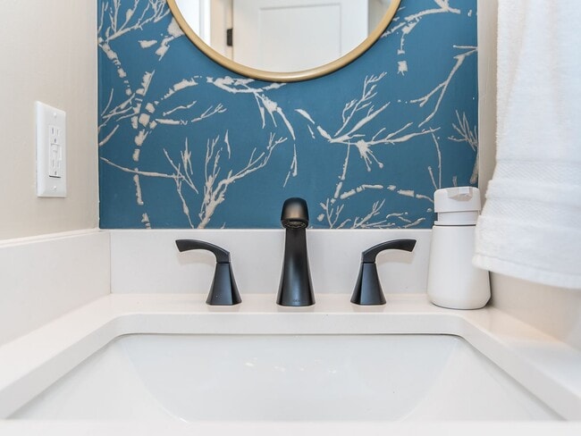 Building Photo - **OFFERING 1/2 OFF FIRST MONTH'S RENT FOR 9+ MONTH LEASE & REFUNDABLE APPLICATION FEES** Luxuriou...