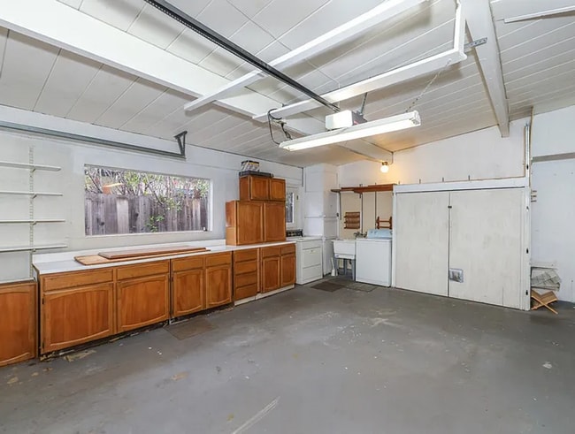 Building Photo - Beautiful Single Story 3bd House Recently ...