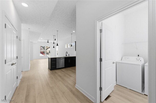 Building Photo - 2244 E 100th St