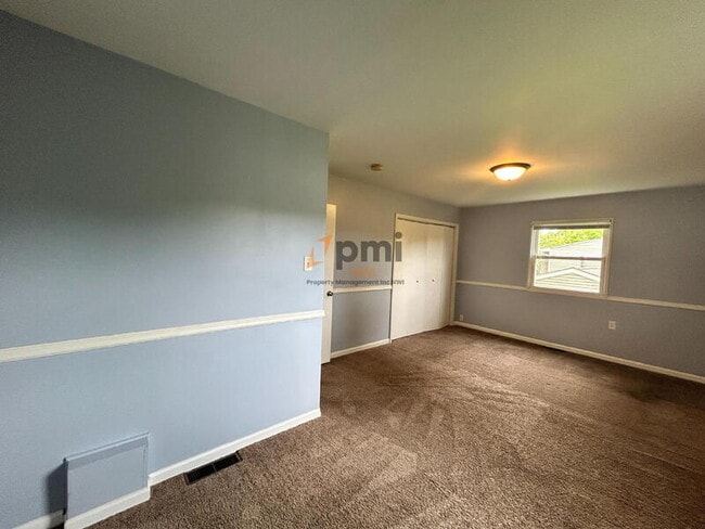 Building Photo - 385 Briarwood Dr