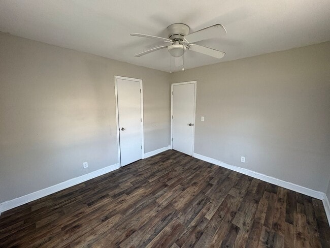 Building Photo - 2 Bedroom available now!!  $900/month!  Updated unit!!