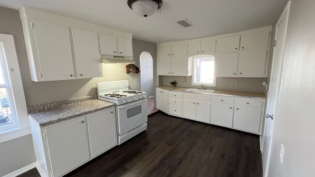 Building Photo - 2 bed, 1 bath home for rent in Waterloo
