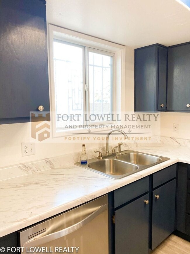 Building Photo - 2 Bed 2.5 Bath Townhome