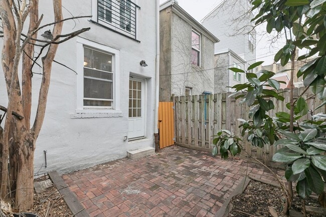 Building Photo - 1228 Catharine St