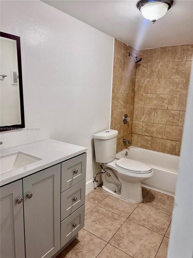 Building Photo - 9678 Fontainebleau Blvd