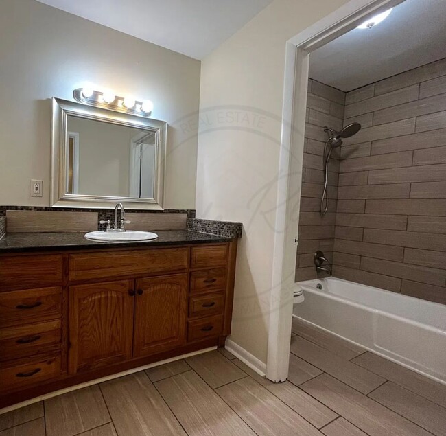 Building Photo - Two Bedroom Spacious Second-Floor Apartmen...