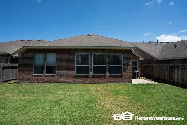 Building Photo - Stunning 3 bedroom, 2 bath in ideal location!